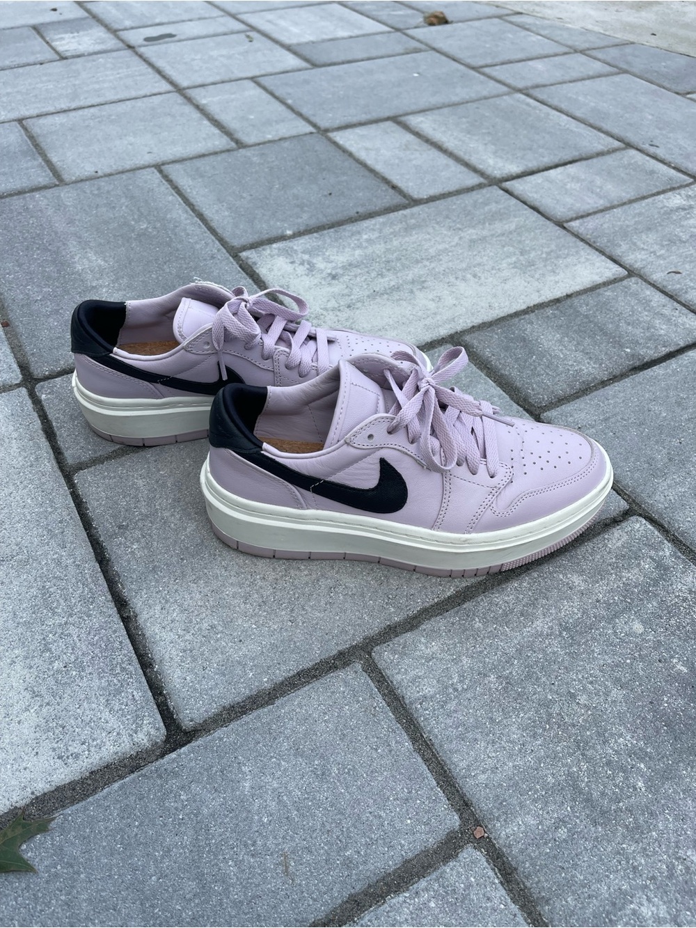 Nike Women's Lavender Low-Top Sneakers with Black Swoosh Size 8